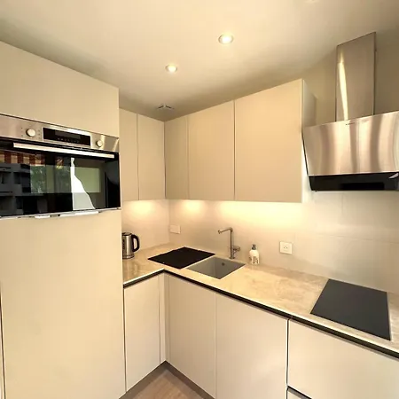 Elegance & Comfort - Terrace And Private Garage Apartmán
