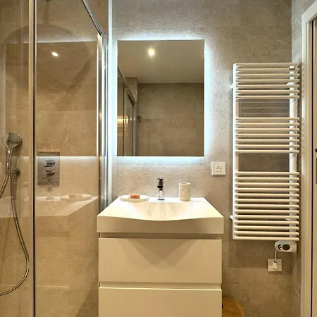Elegance & Comfort - Terrace And Private Garage Apartmán *